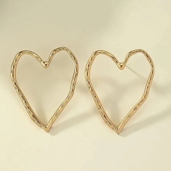 NEW| Women’s Large Hollow Heart Shaped Stud Earrings - Picture 2 of 6